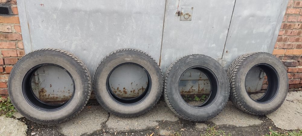 Зимние шины 215/70 r16