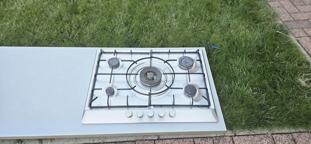Vând plită incorporabilă BOSCH PCQ715B80E, 70 cm x50 cm  pe gaz, cu 5 arzătoare, finisaj inox.