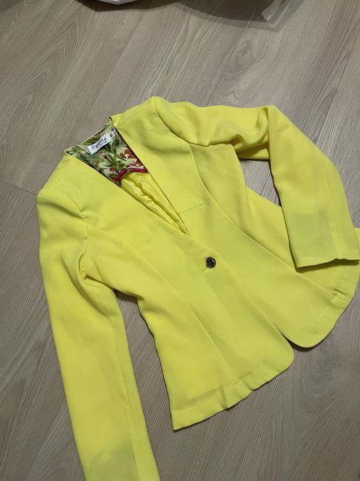 Кафяво кожено яке и жълто сако