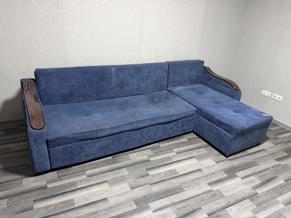 Диван синего цвета