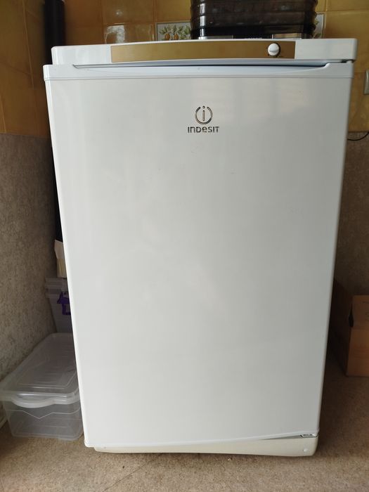 Компактный морозильник Indesit SFR 100