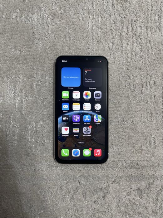 iPhone 11, в хорошем состоянии.