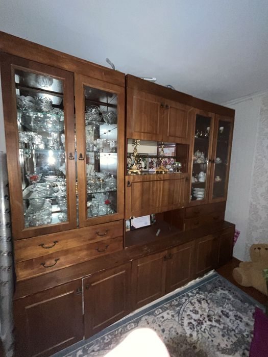 Стенка из натурального дерева