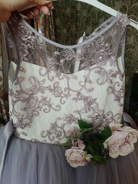 Срочно продам нарядное платье на девочку