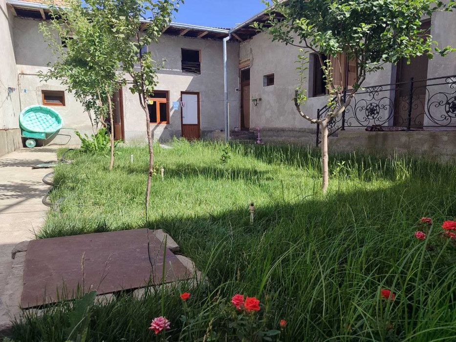 Продается дом в махалле Хувайдо, участок 3,77 сотки. Срочно.