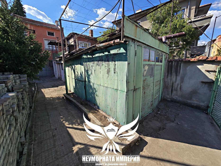Продавам двуетажна къща 146РЗП и малък двор с площ от 173кв.м. в град Асеновград широк център