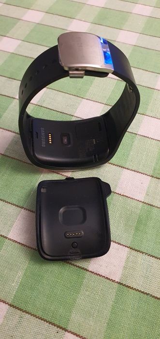 Продавам часовник Samsung Gear S