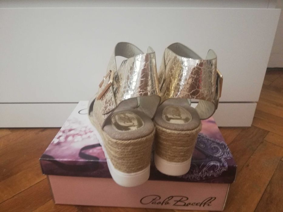 Златни дамски сандали