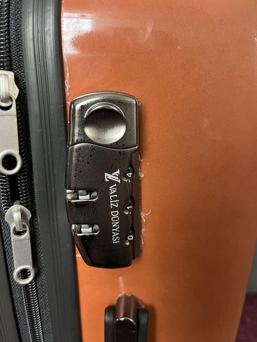 Чемодан среднено размера