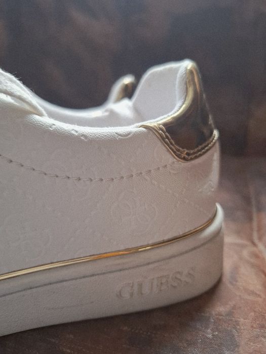 Сникърси Guess нови