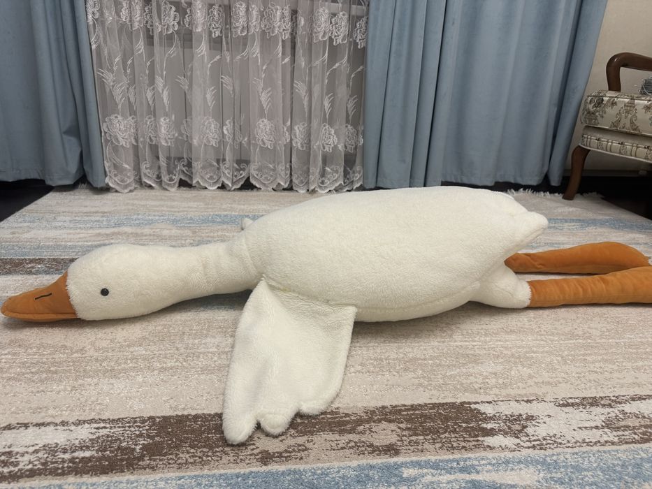 плюшевая игрушка в виде гуся