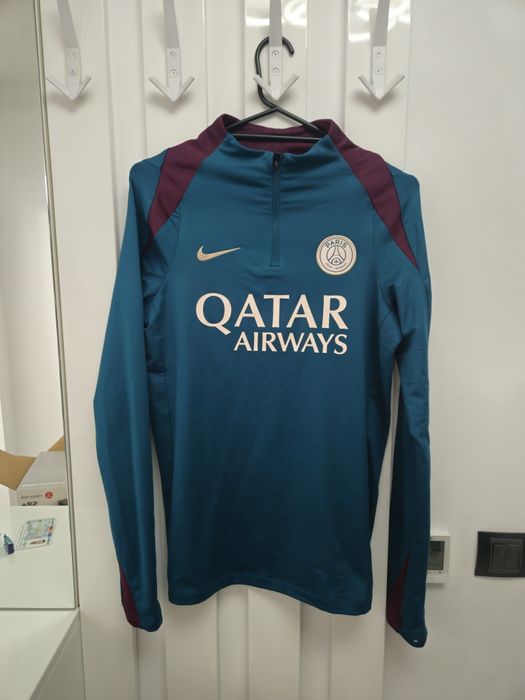 Bluza de fotbal Nike PSG NOUA! 60% REDUCERE 

Nu a fost purtată deloc.