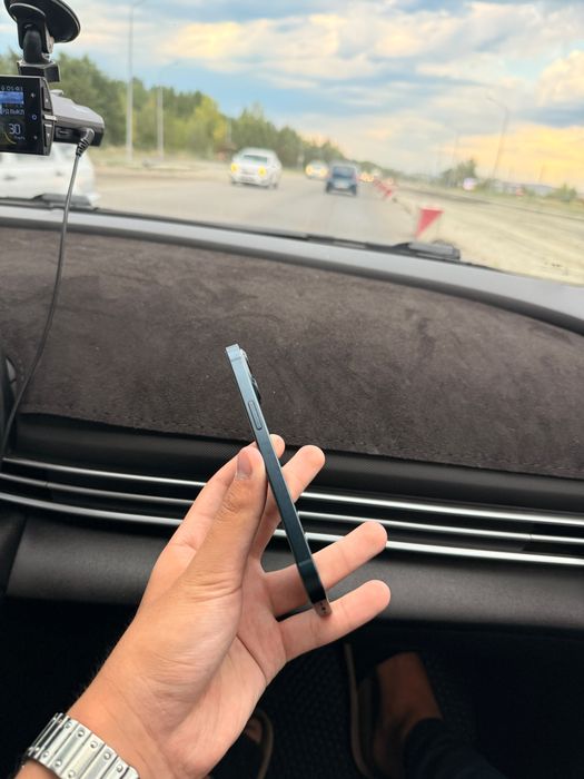 iPhone 13 (Оригинал, не вскрывался) + Чехлы в подарок