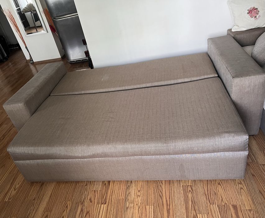 Canapea extensibila cu loc de depozitare.