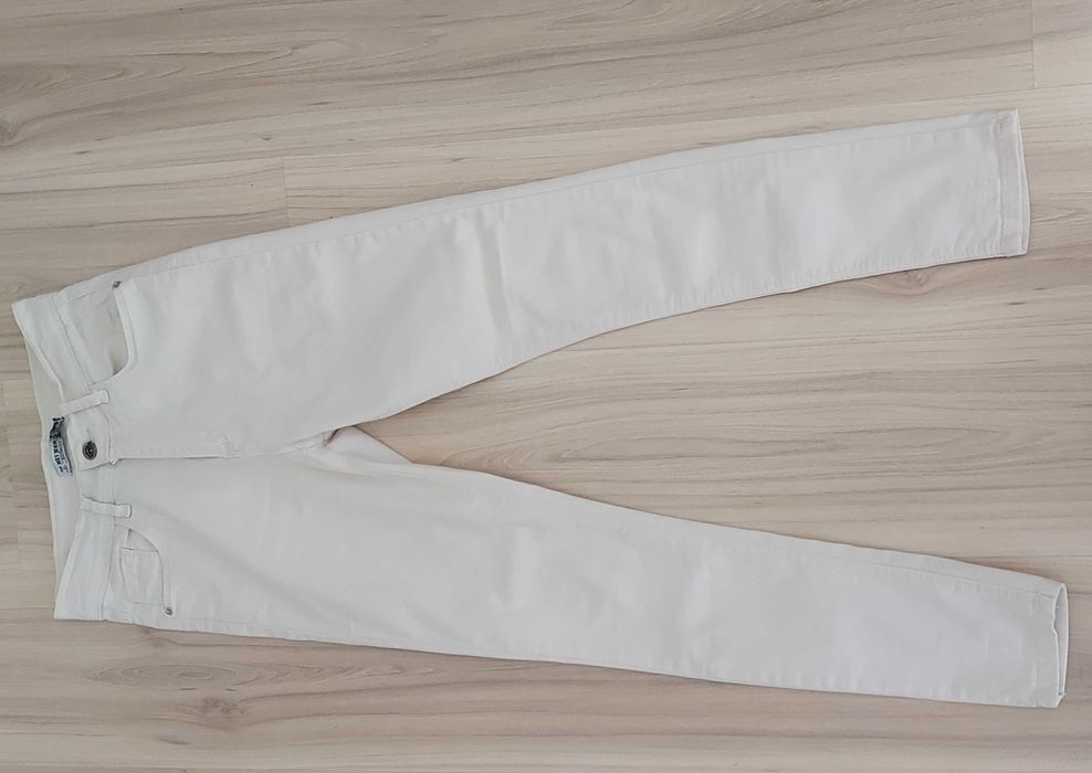 Детски дънки в бял цвят