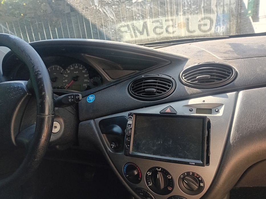 Vând Ford focus 1 6
