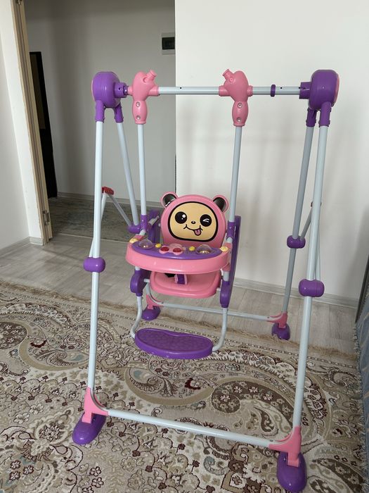 Деткая качеля в розовом цвете