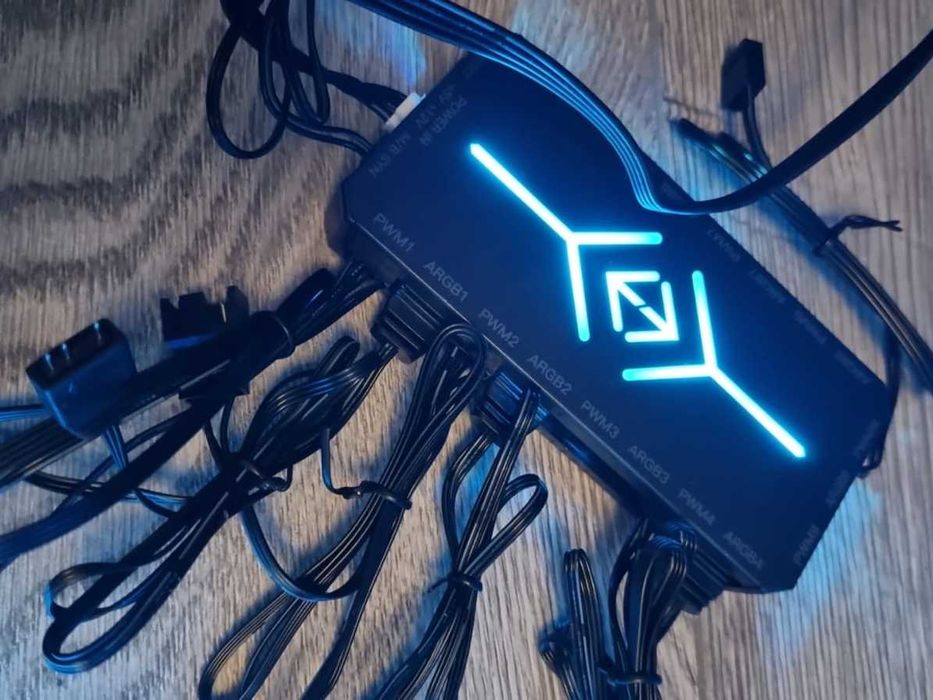 Fan Controller HUB pentru 9 ventilatoare ARGB cu telecomanda
