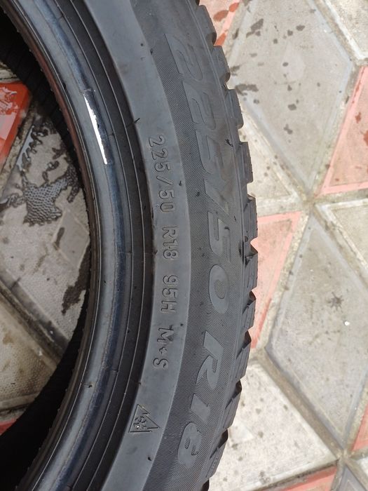Vând 2 anvelope de iarna 225 50 r18 PIRELLI  foarte bune