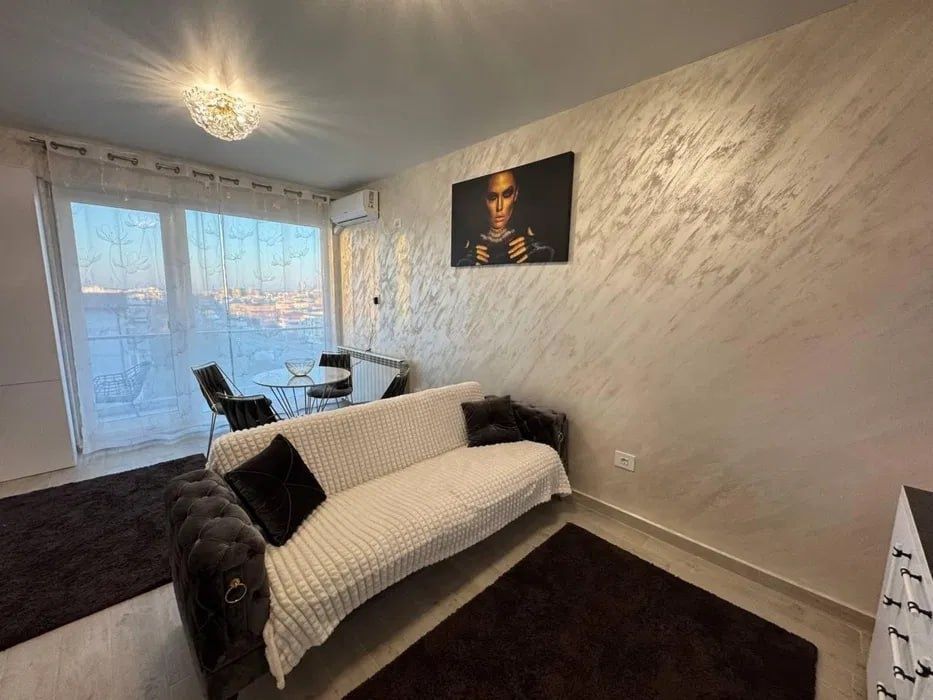 Închiriez apartament