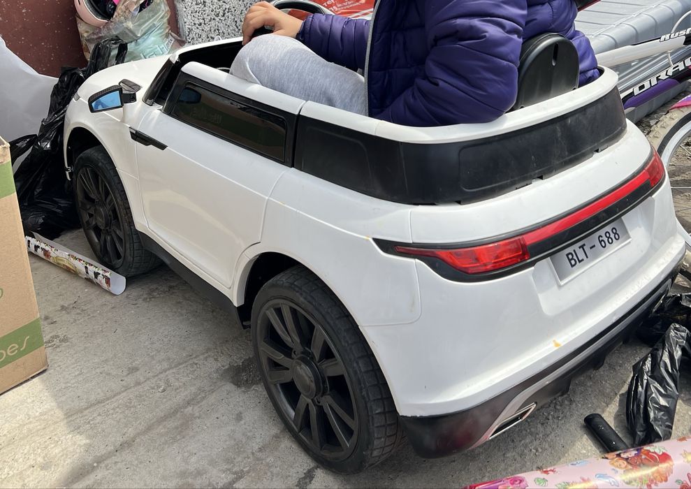 Детски акумолаторен бял джип