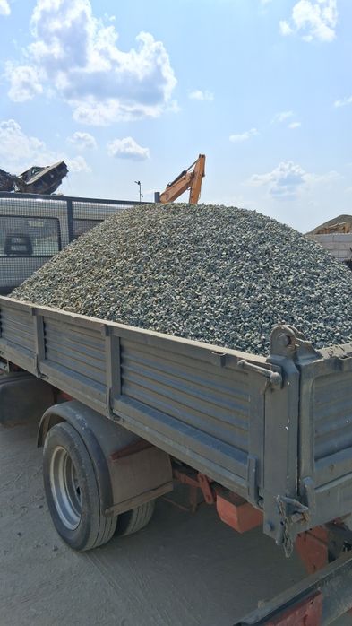 Nisip .balastru piatra concasata