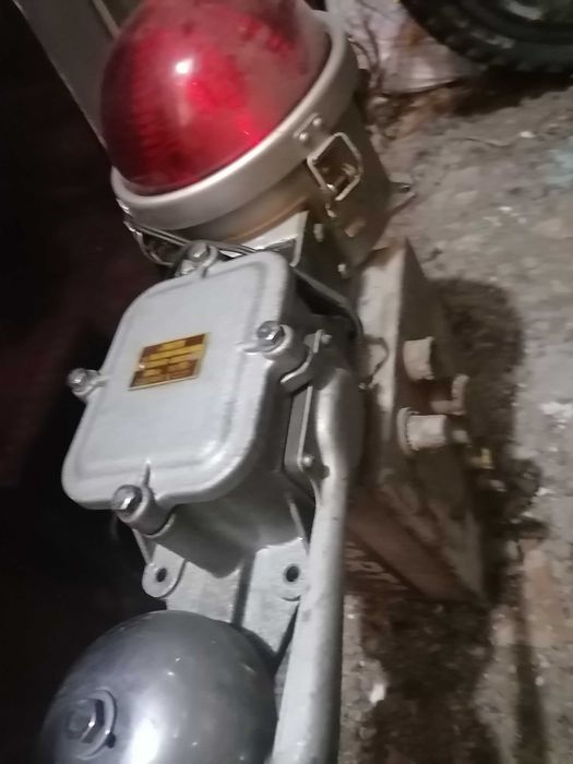 Голям и мощен званец със сигнална лампа