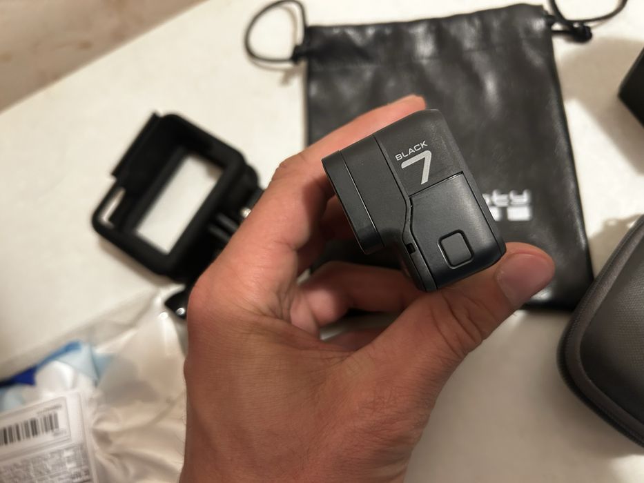 Gopro Hero 7 Black + 3 батерии кейс за зареждане и много аксесоари