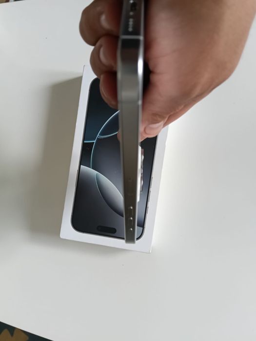 Vand iphone 16 pro max  alb 256 impecabil