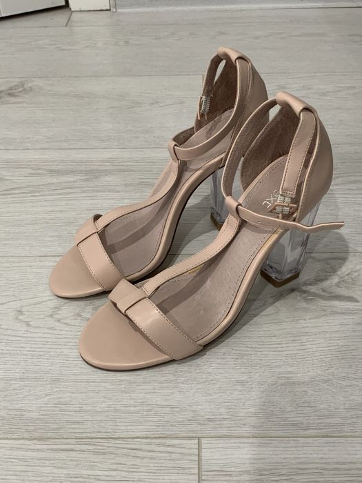 Нежные босоножки на каблуке next