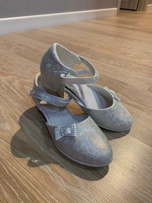 продам праздничные туфли