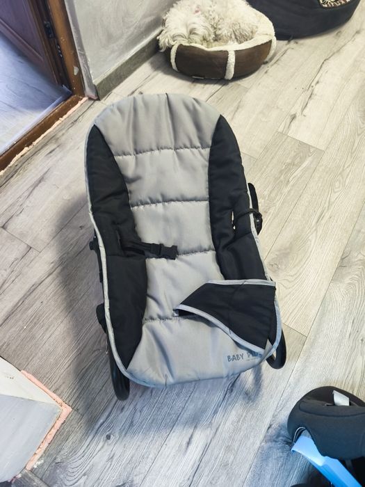 Vand scaun auto pentru copii( putin folosit) vine si cu un balansoar