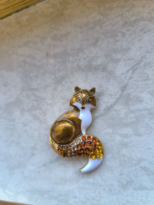 Флорални брошки, брошки с камъни