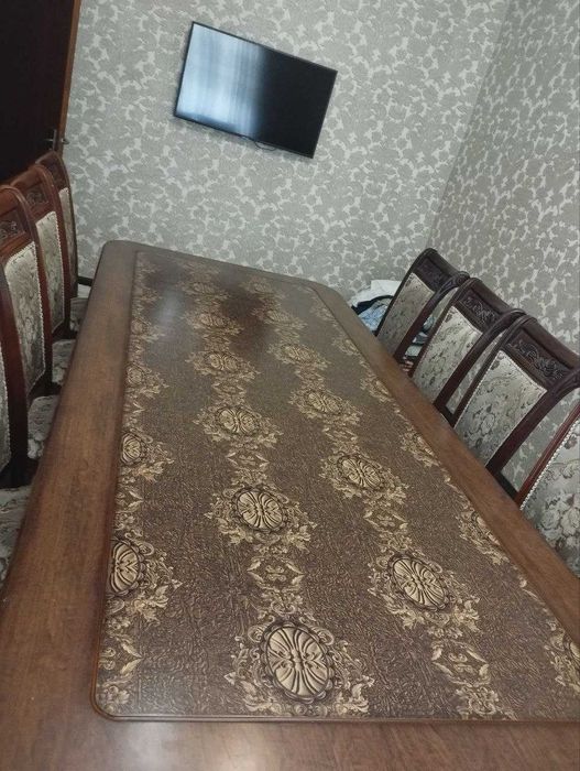 Mehmonxona uchun yong'oq daraxtidan yasalgan stol-stul to'plami