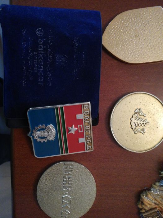 Продавам юбилейни и спортни знаменца и значки