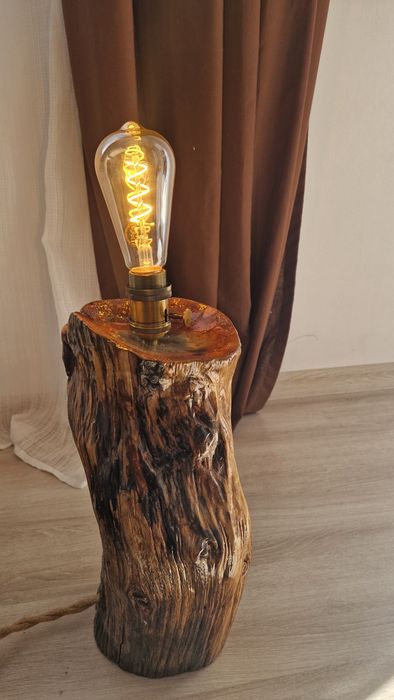 Ръчно изработена настолна лампа от естествено дърво