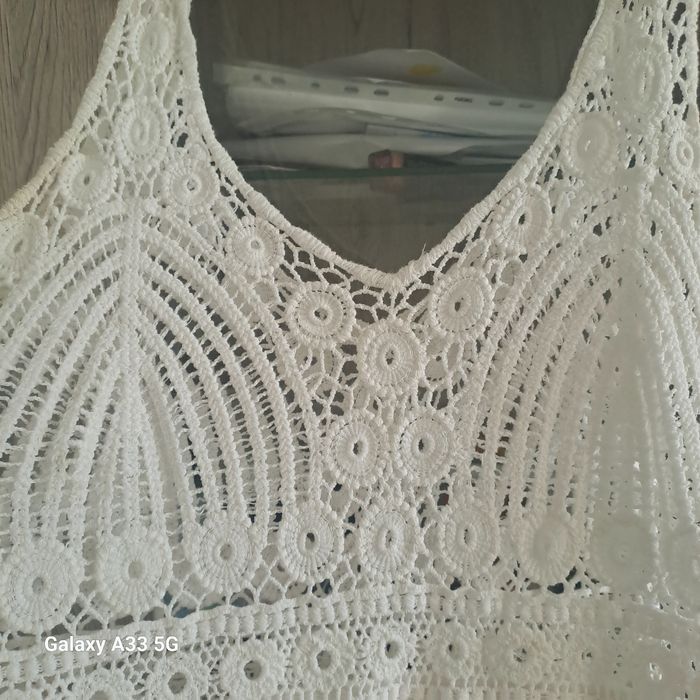 Лятна бяла рокля с плетиво и блуза с паднало рамо