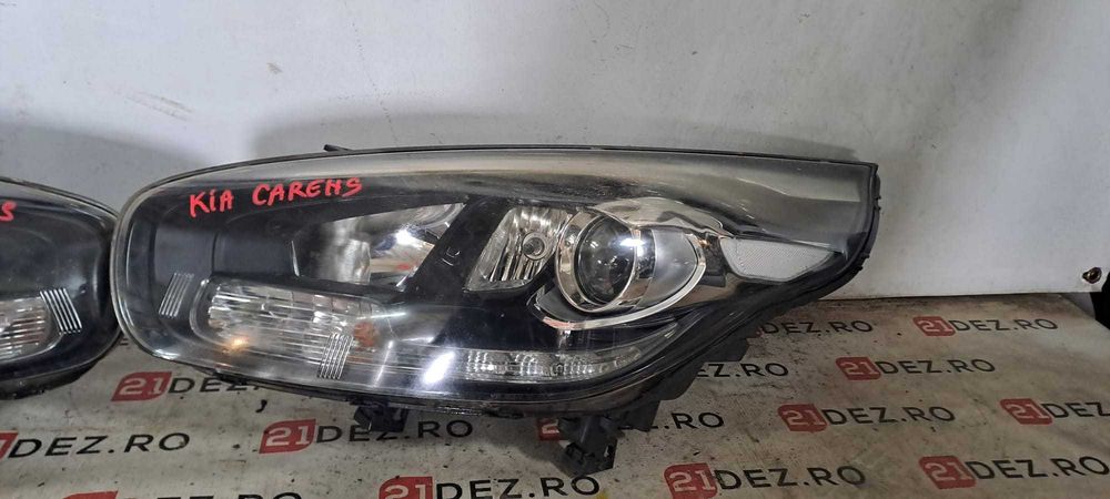 Faruri / Far stanga , far dreapta Kia Carens 3 generatia 2013 - 2019 , model cu lupa fara xenon