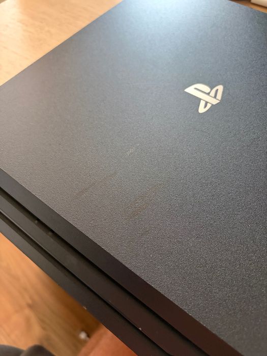 PlayStation 4 PRO 1TB + 2 jocuri, vând sau schimb