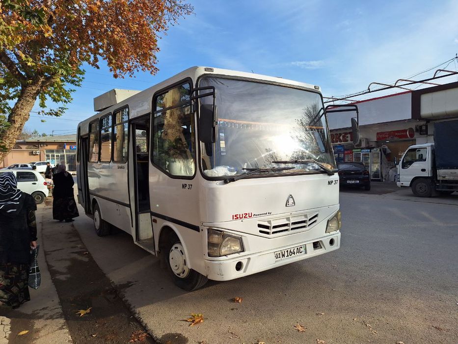 Isuzu yaywi holatda gazda  Toshkentda yurgan