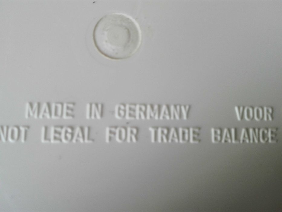 Кантар , два компаса и  ножове .