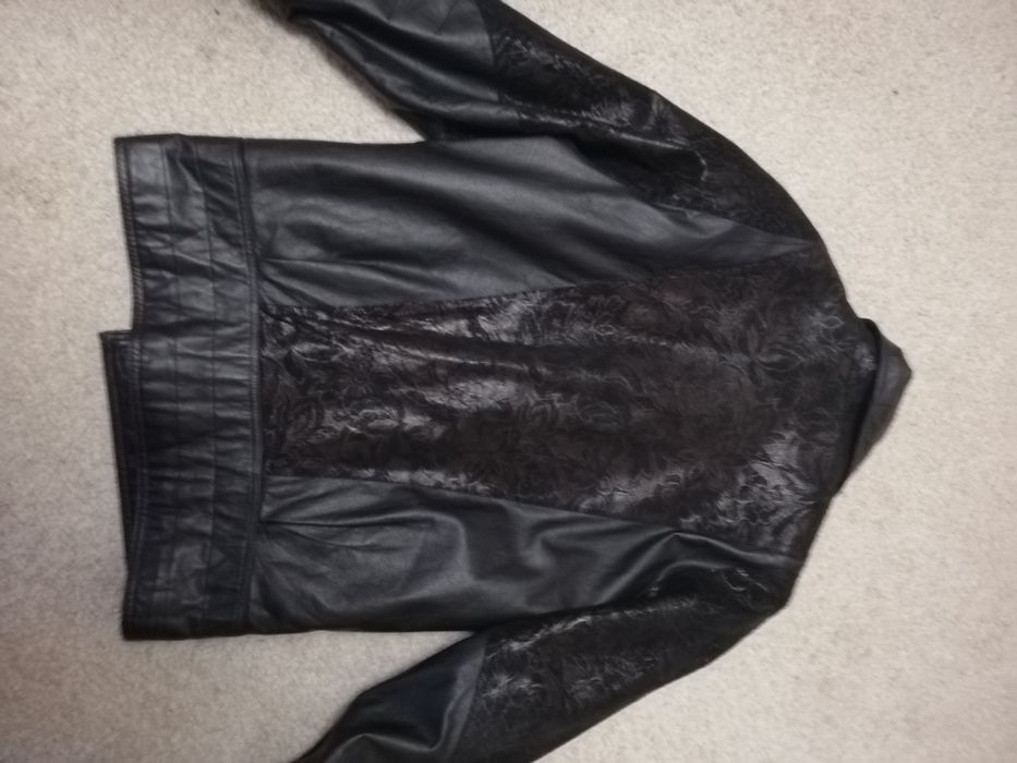 Продавам дамско кожено яке