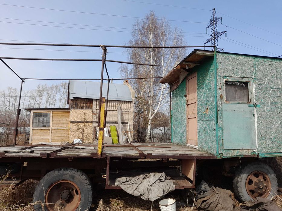 Прицеп с небольшим домиком