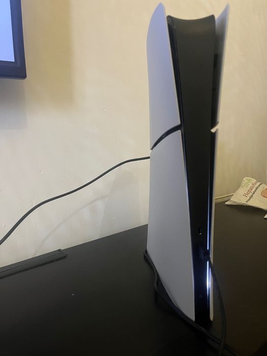 Se vinde ps5 impecabil 825 gb