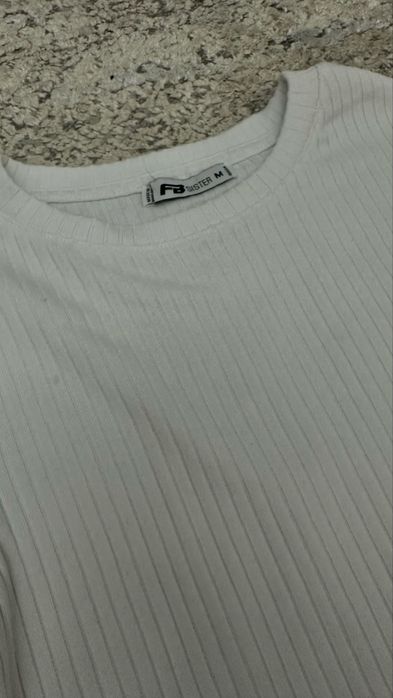 Бяла блуза с дълаг ръкав