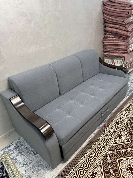 Раскладной диван с деревянными подлокотниками