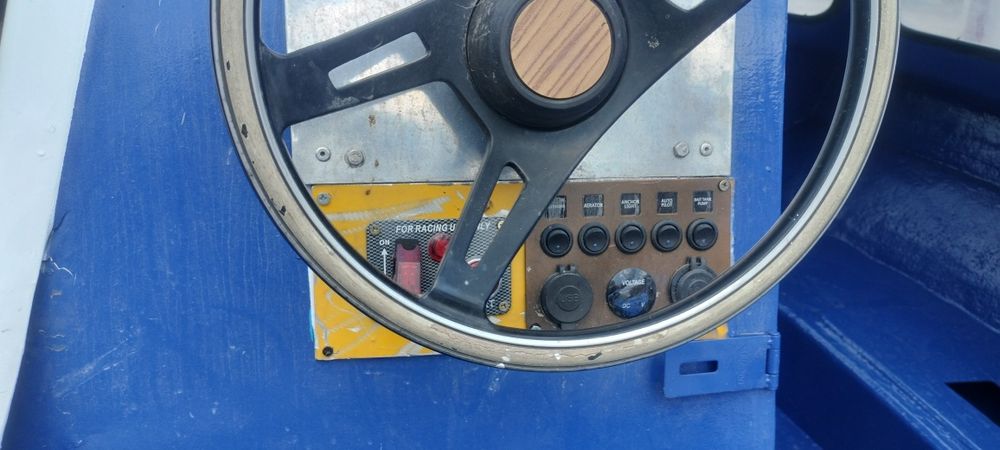 Vând barca cu motor