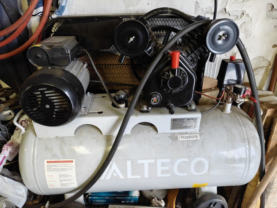 Компрессор двух поршневой.