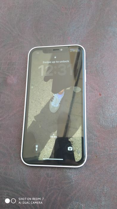 iPhone 11 korpus qilingan.Yomkusi 75 xotirasi 64.