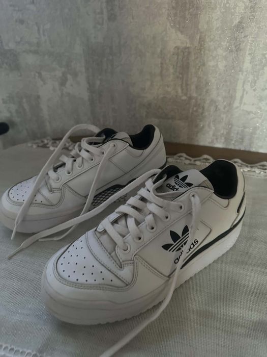 Бели adidas маратонки